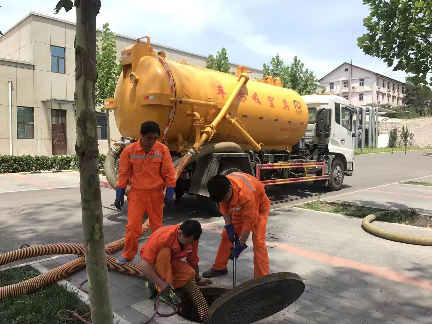 河东区街道管道疏通车停在窨井附近