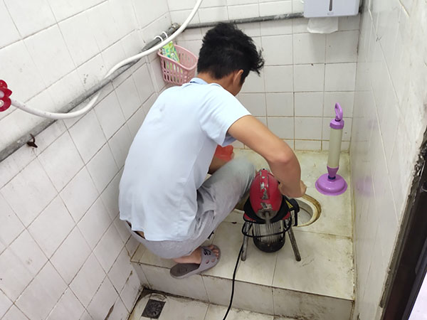 河东区街道管道堵塞冒臭气 专业师傅现场解决问题